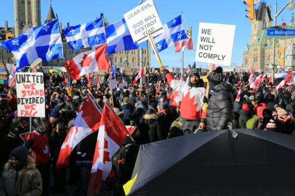 Thousands of protesters gathered in a massive "Freedom Convoy" to protest the federal government's COVID-19 vaccine mandates and restrictions at Ottawa on Jan. 29, 2022, (Jonathan Ren/The Epoch Times)