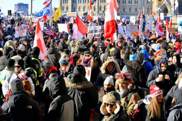 People gather in Parliament Hill as the trucker convoy protesting COVID-19 mandates and restrictions stages demonstrations in Ottawa on Jan. 29, 2022. (Jonathan Ren/The Epoch Times)