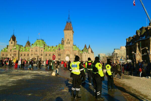 Police stand around Parliament Hill as demonstrations protest against COVID-19 mandates and restrictions in Ottawa on Jan. 31, 2022. (Jonathan Ren/The Epoch Times)