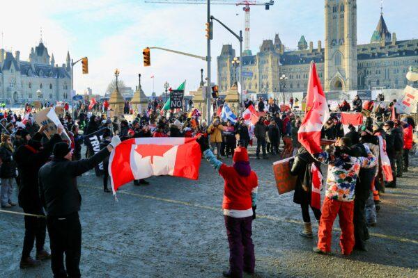 Demonstrators take part in the Freedom Convoy protests against COVID-19 mandates and restrictions in Ottawa on Jan. 31, 2022. (Jonathan Ren/The Epoch Times)