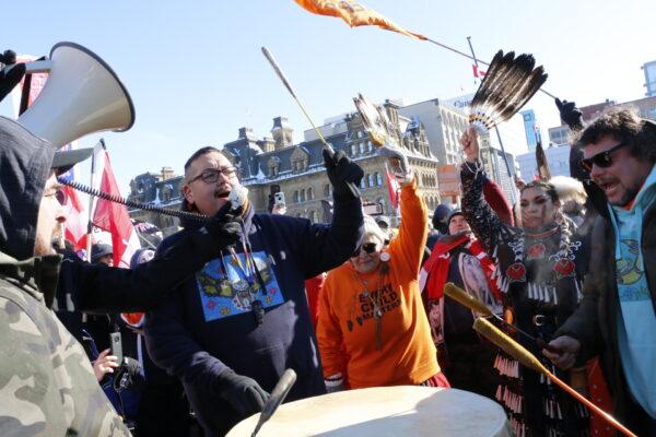 Indigenous protesters perform a traditional chant on Parliament Hill in Ottawa on Jan. 29, 2022. (Noé Chartier/The Epoch Times)