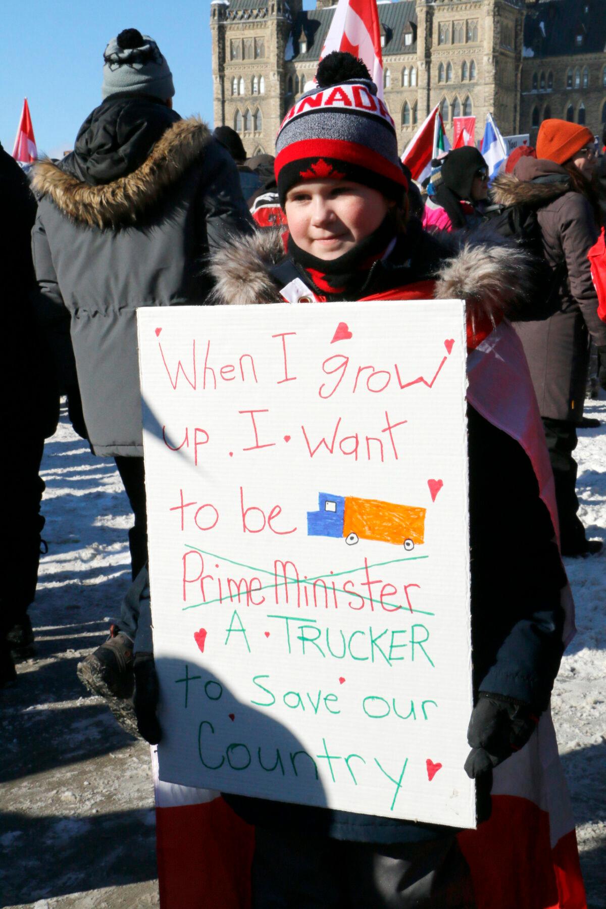  A girl holds a placard during the freedom protest on Parliament Hill in Ottawa on Jan. 29, 2022. (Noé Chartier/The Epoch Times)