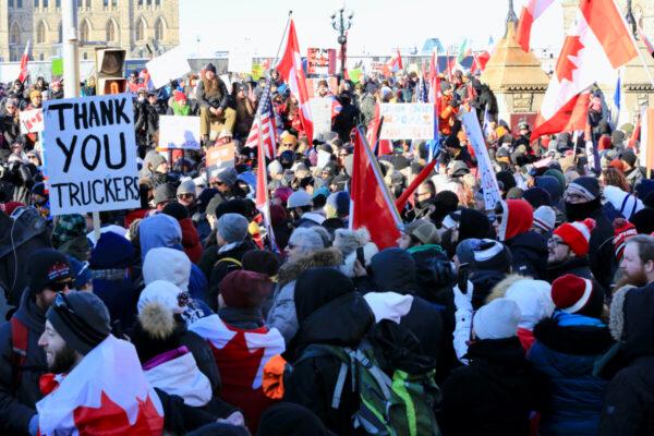 Huge crowds gather on Parliament Hill during the trucker convoy protest against COVID-19 mandates and restrictions, in Ottawa on Jan. 29, 2022. (Jonathan Ren/The Epoch Times)