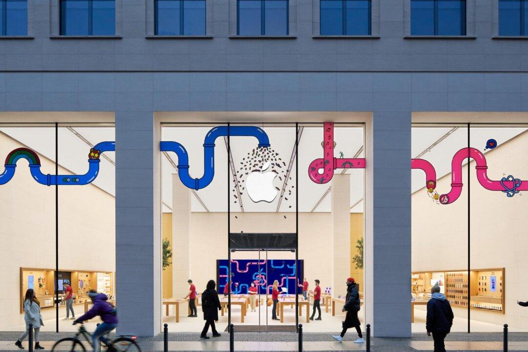 Is It Time To Sell Apple After Stock Pulls Back From All-Time Highs?