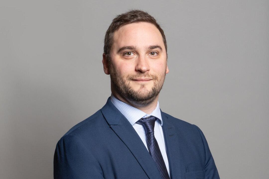 UK Conservative Lawmaker Defects to Labour in New Blow to Johnson