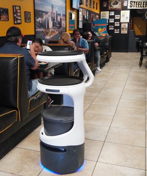Champ, the serving robot, heads back to the kitchen for more orders in Lelulo's Pizzara Cape Coral, Fla., on Jan. 18, 2022. (Jann Falkenstern, The Epoch Times)