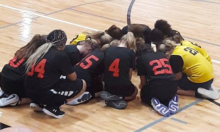 Opposing Youth Basketball Teams Pray Together for a Player’s Grandfather Who Fell Ill at a Game