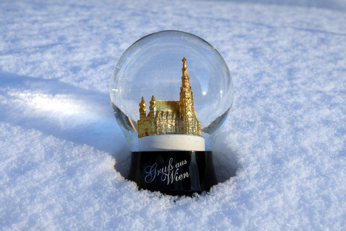 The Stephansdom snow globe produced by the Perzy family. (Original Wiener Schneekugel e.U.)