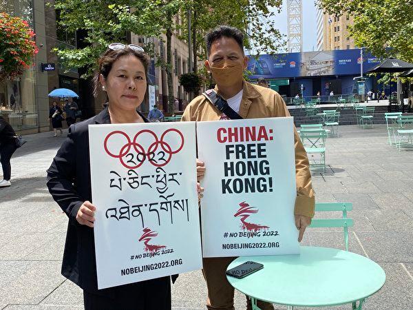 Kyinzom Dhongdue (left), a candidate of the Drew Pavlou Democratic Alliance Party running for the Federal Senate, is pictured. (Li Rui / The Epoch Times)