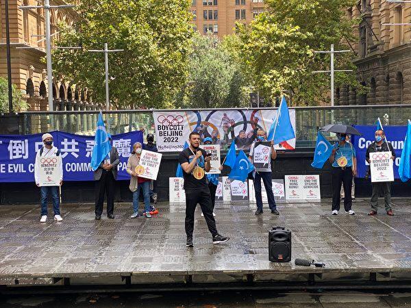 Australian Uyghur human rights activist Arslan Hidayat speaks at the rally. (Li Rui / The Epoch Times)