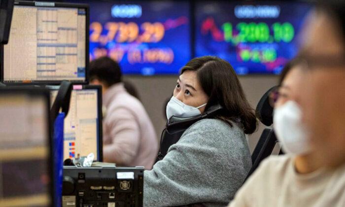 World Markets Shrug Off Tech-Led Selloff on Wall Street