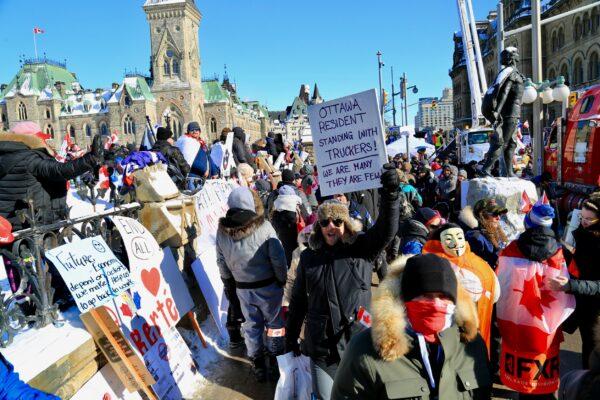 Protesters gather on Parliament Hill in Ottawa to demonstrate against COVID-19 mandates and restrictions on Feb. 5, 2022. (Jonathan Ren/The Epoch Times)
