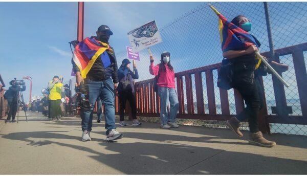 Human rights activists protest the 2022 Beijing Olympics by marching across the Golden Gate Bridge in San Francisco on Feb. 4, 2022. (Jason Blair/NTD Television)