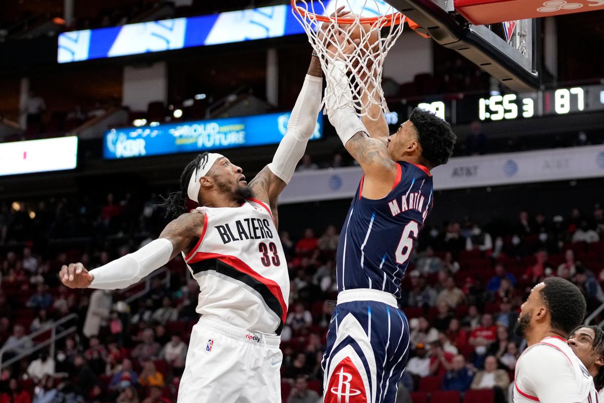 Clippers, Trail Blazers Exchange 5 Players in Trade