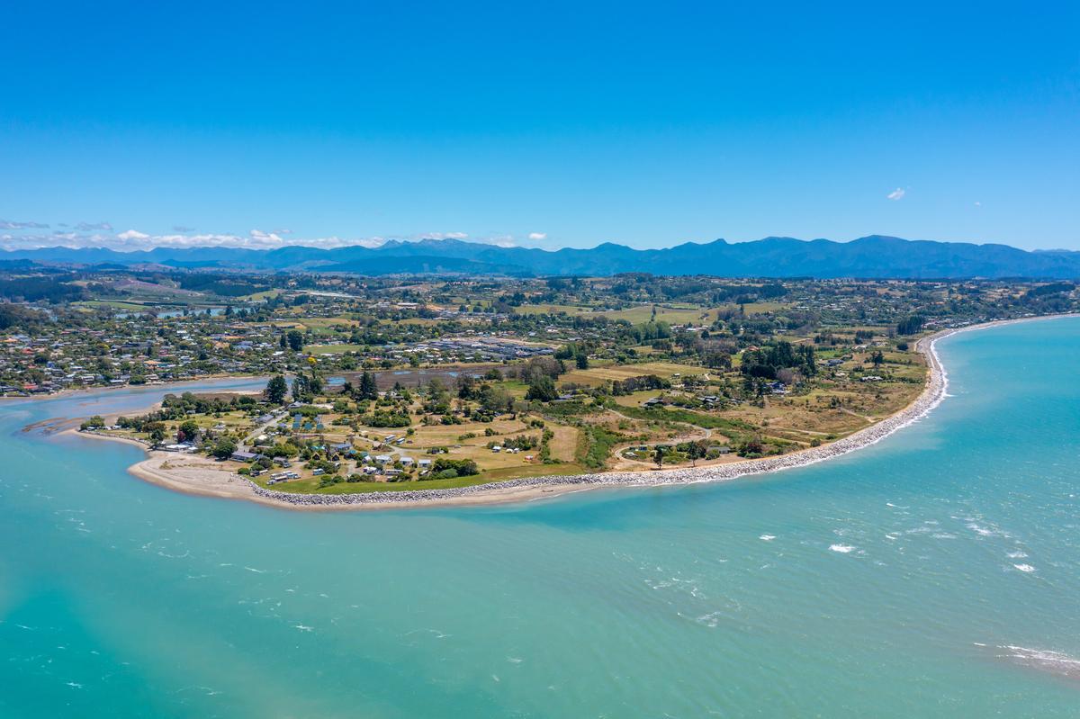 Mapua town is surrounded by pristine wilderness, the Waimea Estuary, and the Tasman Sea. From here, it’s only a short drive from Nelson, Richmond, and Motueka. The wharf here is a traditional destination for shopping, dining, and watersports of all kinds. (New Zealand Sotheby’s International Realty)