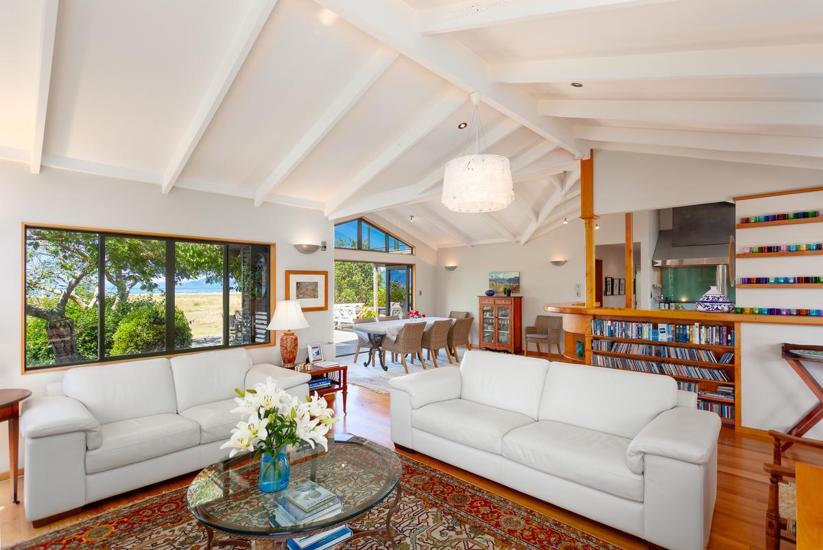 Inside, the home is open, airy, and elegant, and pure Kiwi temperament. The designers made use of the best traditional materials in a space meant for casual living and entertaining. (New Zealand Sotheby’s International Realty)