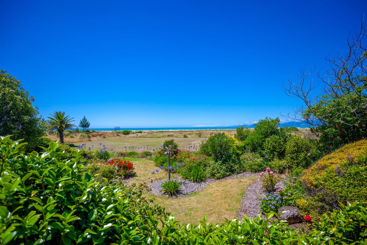 As this photo illustrates, the estate’s designers focused on a theme of continuity with the natural landscape. (New Zealand Sotheby’s International Realty)