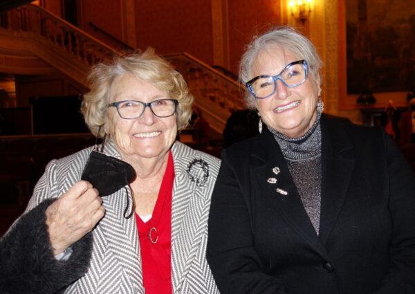 Rae and Barbara Kanapek at the Feb. 6, 2022 matinee of Shen Yun in Cleveland, Ohio. (Michael Huang/The Epoch Times)