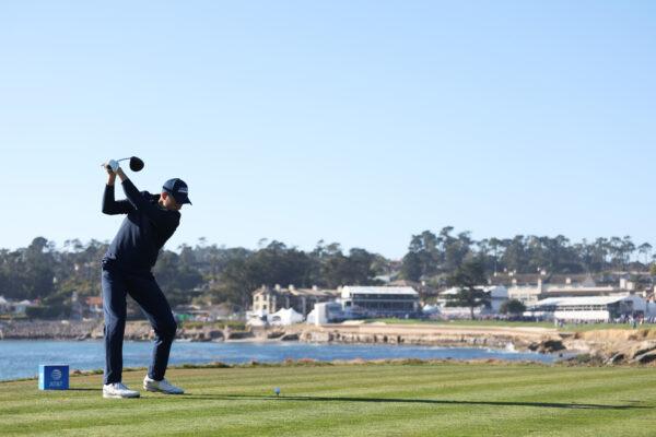 Jordan Spieth of the United States plays his shot from the 18th tee during the final round of the AT&T Pebble Beach Pro-Am at Pebble Beach Golf Links, in Pebble Beach, Calif., on Feb. 6, 2022. (Jamie Squire/Getty Images)