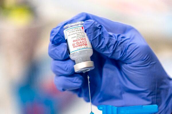 A nurse fills up a syringe with the Moderna COVID-19 vaccine in a file image. (Sergio Flores/Getty Images)