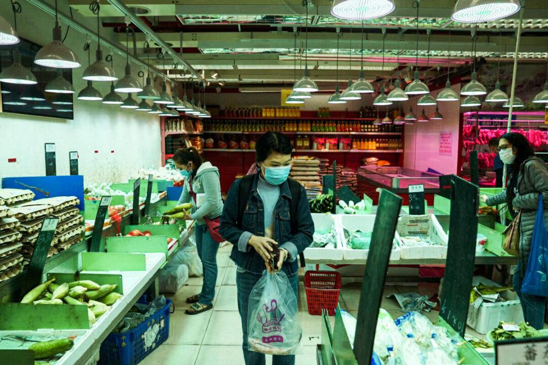 Hong Kong Residents Raid Supermarket Shelves as COVID-19 Surge Disrupts Supplies