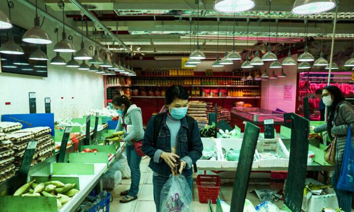 Hong Kong Residents Raid Supermarket Shelves as COVID-19 Surge Disrupts Supplies