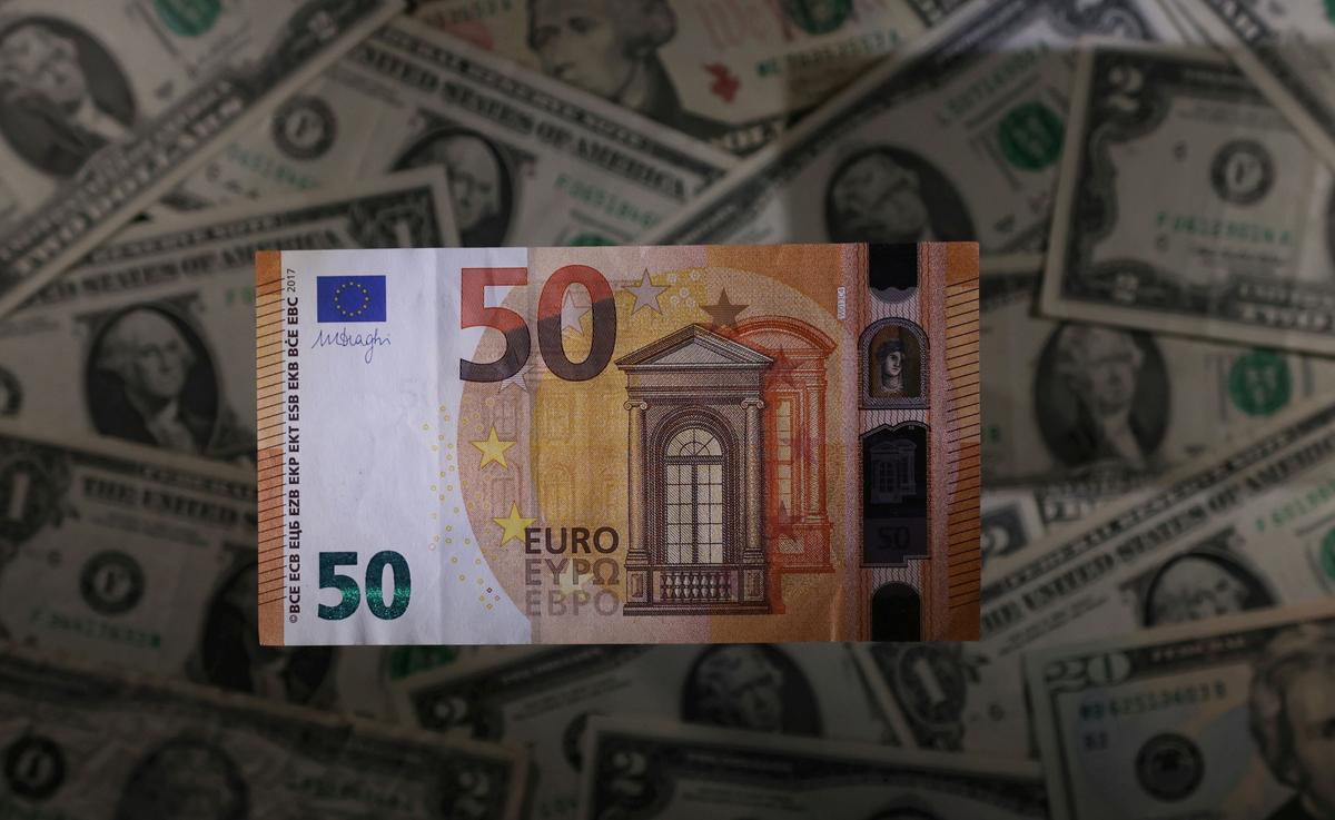 Euro Slides as Investors Fret Ukraine Crisis Will Hit Economy