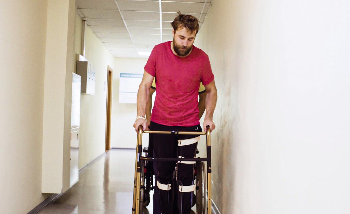 Paralyzed Man Walks Again With Innovative Spinal Implant That Mimics the Brain
