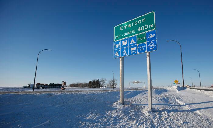 Canadian Convoy Protesters Block US Border Crossing in Manitoba