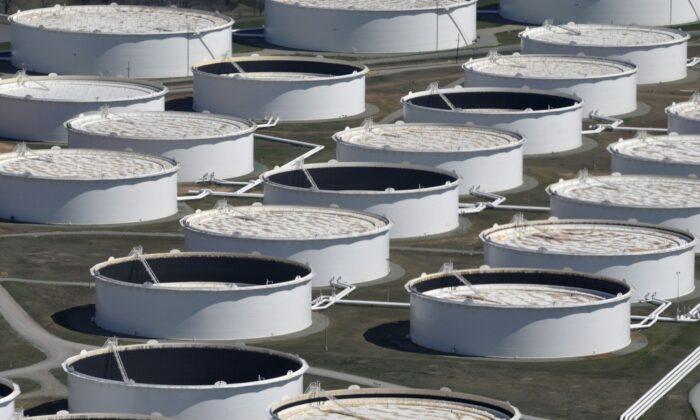 Oil Rises on Falling US Stockpiles but Iran Talks Weigh