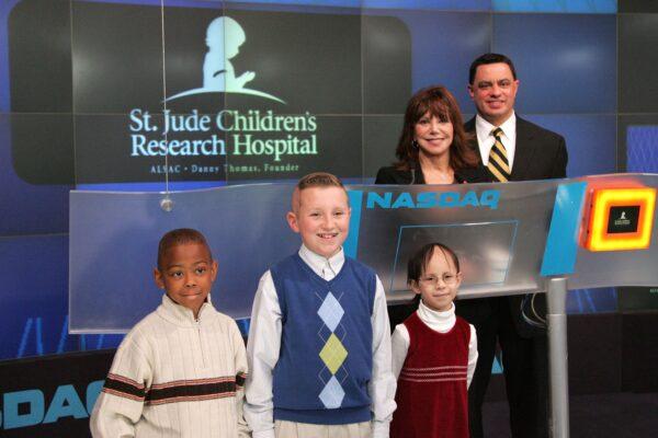 (L-R) St. Jude patients Trey Robinson, 9, Christian Gizara, 11 and Allia Villa, 6, pose with actress Marlo Thomas and General Manager of Kmart stores Donald J. Germano, before participating in the ringing of the NASDAQ stock market closing bell in New York, on Nov. 21, 2006. (Bryan Bedder/Getty Images)