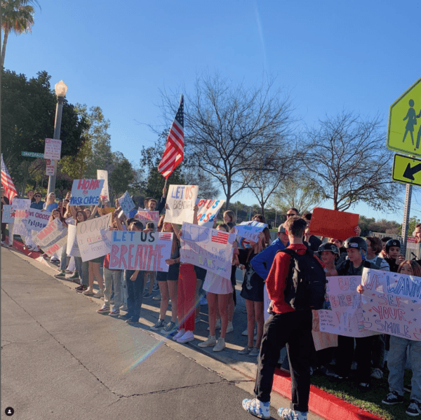 Over 100 students outside Ladera Middle School protested mask mandates early on Feb. 11. (Courtesy of Student Mask Choice)