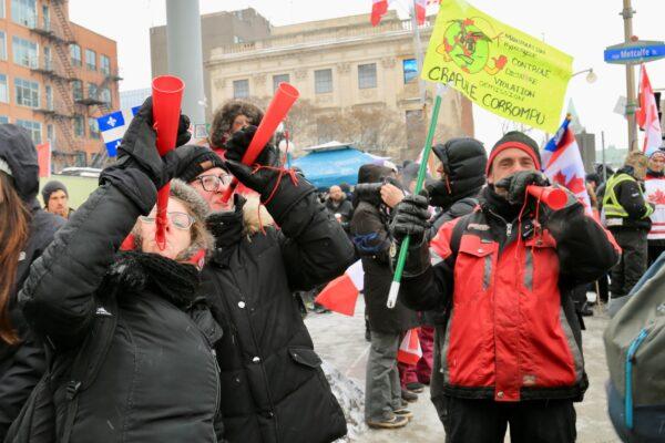 Protests blowing their horns during a protest against COVID-19 mandates in Ottawa on Feb. 12, 2022. (Jonathan Ren/The Epoch Times)