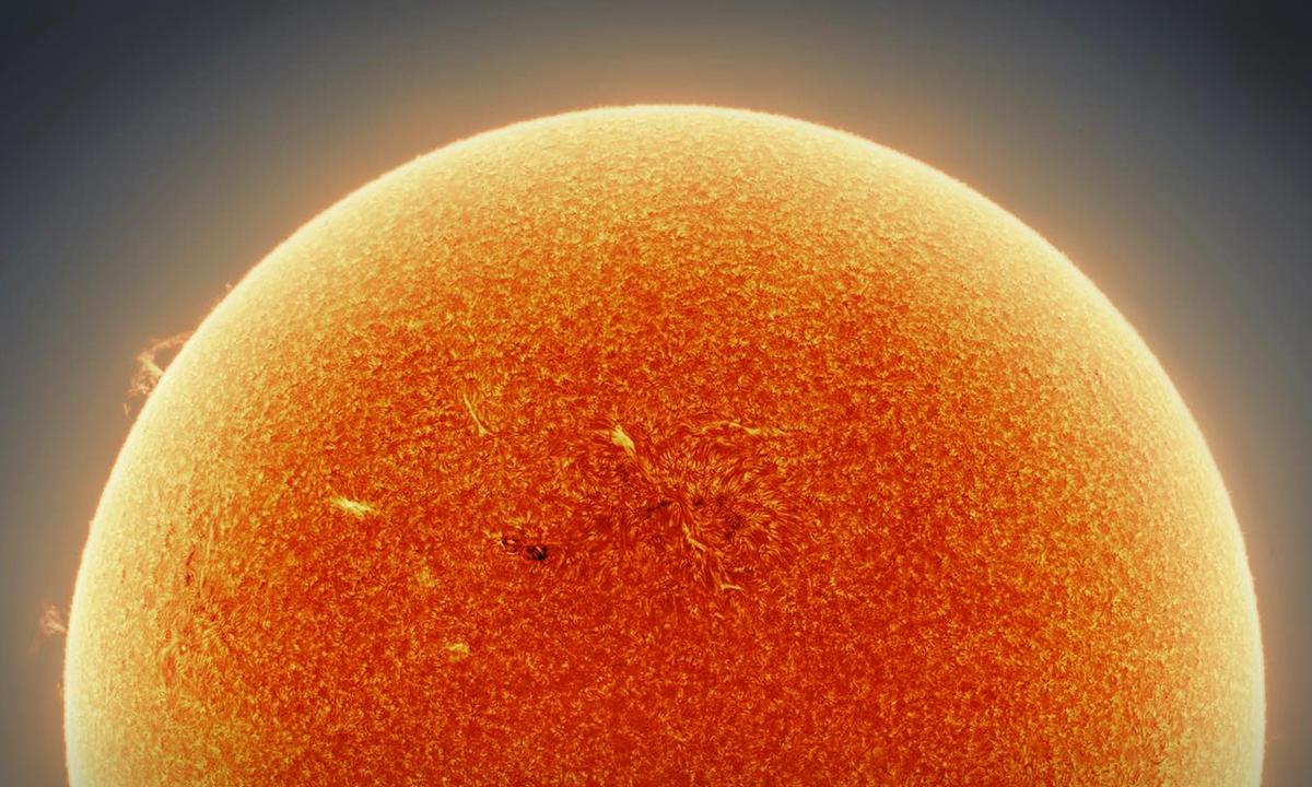 Astrophotographer Snaps Hi-Resolution Solar 'Mosaic' Using Over 300,000 Shots From Telescope in His Backyard