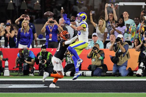 Cooper Kupp #10 of the Los Angeles Rams makes a touchdown catch over Eli Apple #20 of the Cincinnati Bengals during Super Bowl LVI at SoFi Stadiu , in Inglewood, Calif., on February 13, 2022. (Andy Lyons/Getty Images)