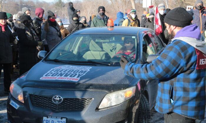 Ottawa Counterprotesters Trap Pro-Trucker Protest Vehicles on Way to Demonstration