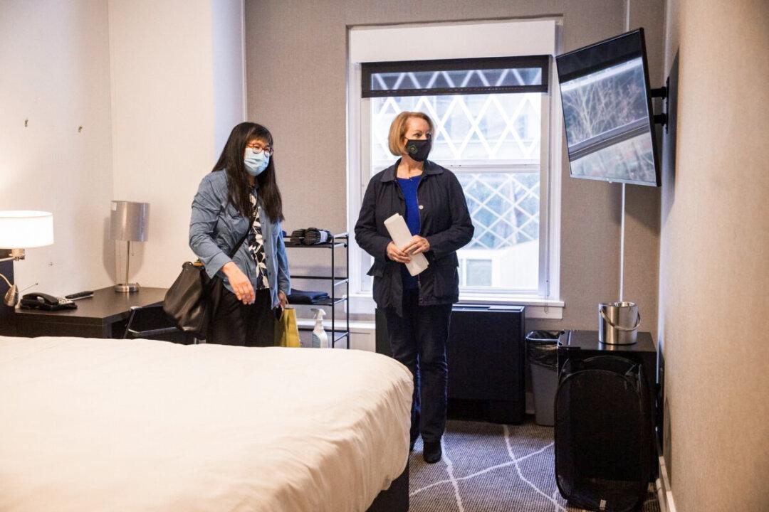 Phone Was Manually Set to Delete Former Seattle Mayor Jenny Durkan’s Texts, Forensic Analysis Indicates