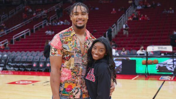 Simone Biles and Jonathan Owens attend a game between the Houston Rockets and the Los Angeles Lakers at Toyota Center in Houston, Texas, on Dec. 28, 2021. (Carmen Mandato/Getty Images)