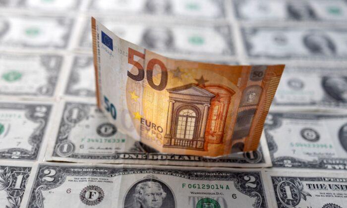 Euro Marches Higher on Russia Troops News; Yen Struggles