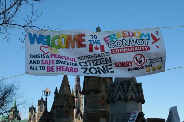  A banner hangs across Wellington St in central Ottawa on Feb. 14, 2022. (Richard Moore/The Epoch Times)
