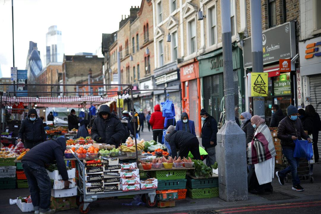 UK Economic Growth in April Driven by Consumer Spending: ONS