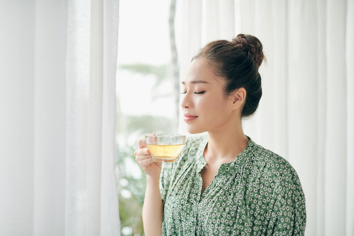7 Herbs That Boost Fertility (+ Tea Recipe)