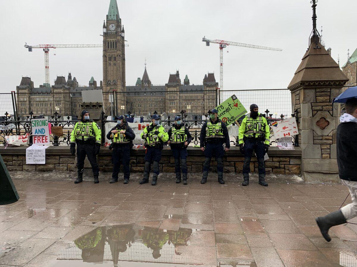 Police standing outside Parliament Hill in Ottawa on Feb. 17, 2022 (Jonathan Ren/The Epoch Times)