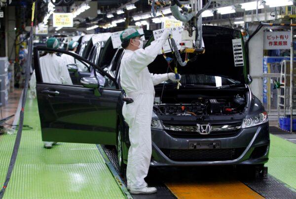 Workers assemble cars at Honda Motor's Saitama factory in Sayama, north of Tokyo, on April 18, 2011. (Issei Kato/Reuters)