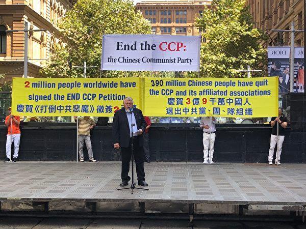 Dr Sev Ozdowski, the former Australian Human Rights Commissioner, spoke at the rally. (Wen Qingyang/ The Epoch Times)