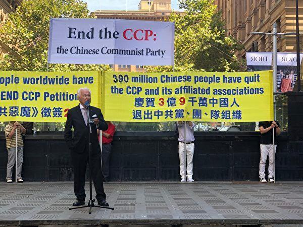 Professor David Flint, a senior Australian jurist, spoke at the rally. (Wen Qingyang /The Epoch Times)