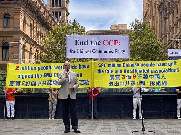 John Deller, a spokesman for the Falun Dafa Association of Australia, spoke at the rally. (Wen Qingyang / The Epoch Times)