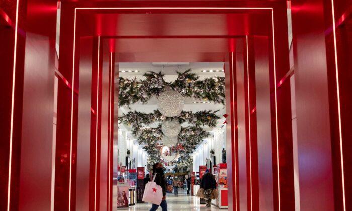 Macy’s to Win US Holiday Season With Biggest Sales Jump Among Department Stores