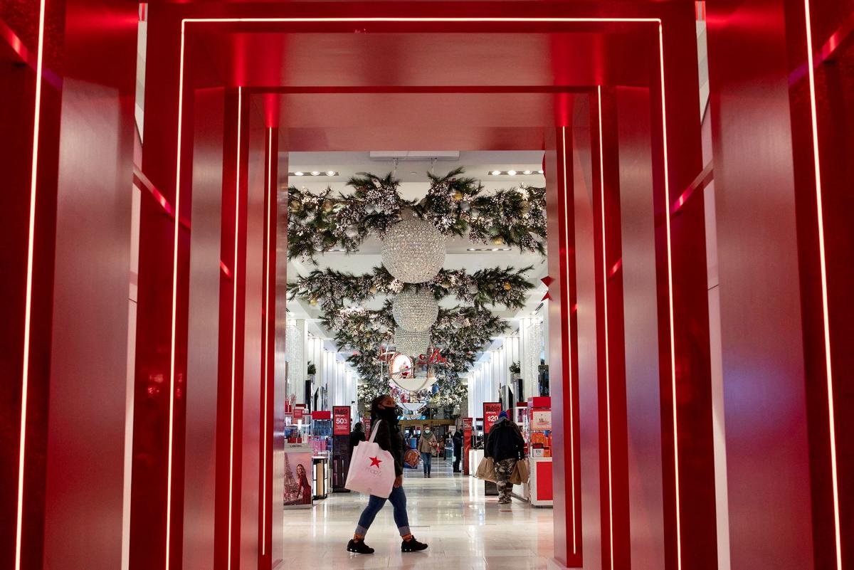 Macy’s to Win US Holiday Season With Biggest Sales Jump Among Department Stores