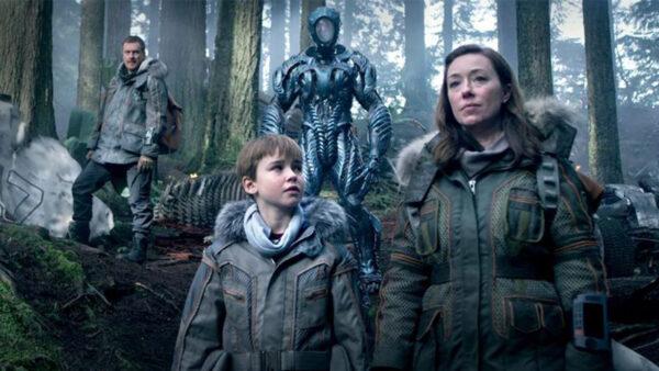 (L–R) John (Toby Stephens), Will (Maxwell Jenkins), the robot (Brian Steele), and Maureen Robinson (Molly Parker). (Netflix)